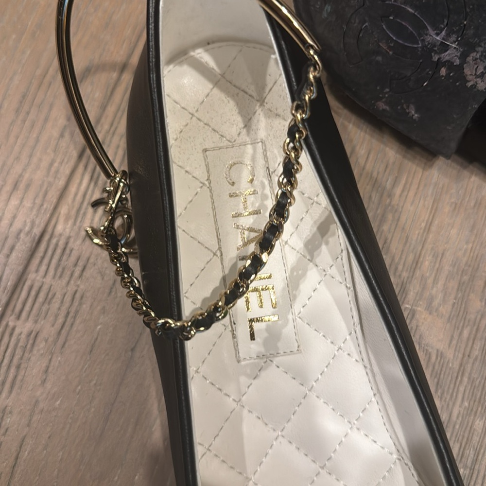 Chanel ballet flares with patent toe and chain and charms around the ankle - Picture 10 of 12